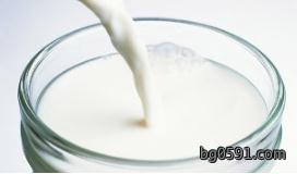 保养妙招：过期牛奶擦洗家具帮您装后继续节省